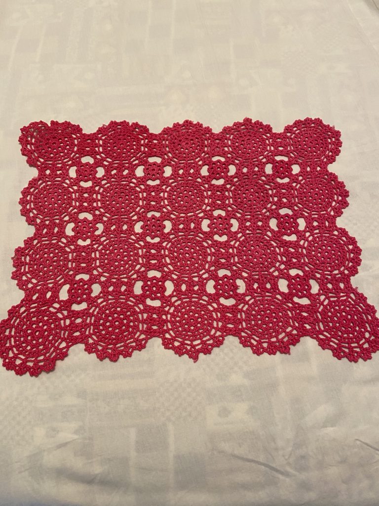Bellissimo centrino di colore rosa insieme di roselline. N1