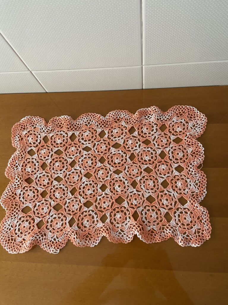Bellissimo centrino rosa, insieme di roselline, N5