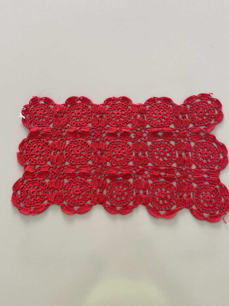 Bellissimo centrino rosso, insieme di roselline, n23