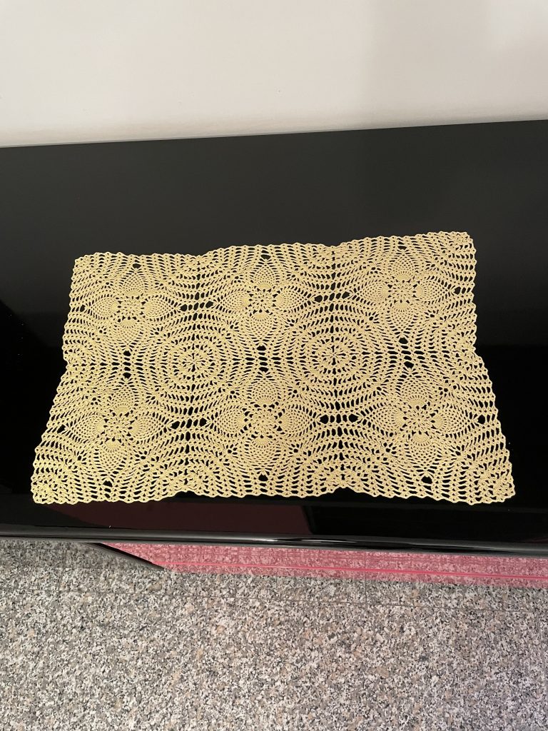 Centrino giallo con fiori, 27
