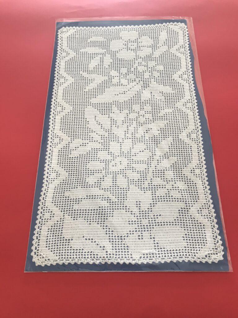 Centrino un bordo pieno di fiori