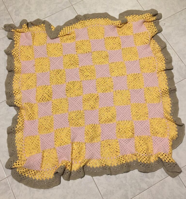 Copertina bicolore, gialla e rosa, all’uncinetto